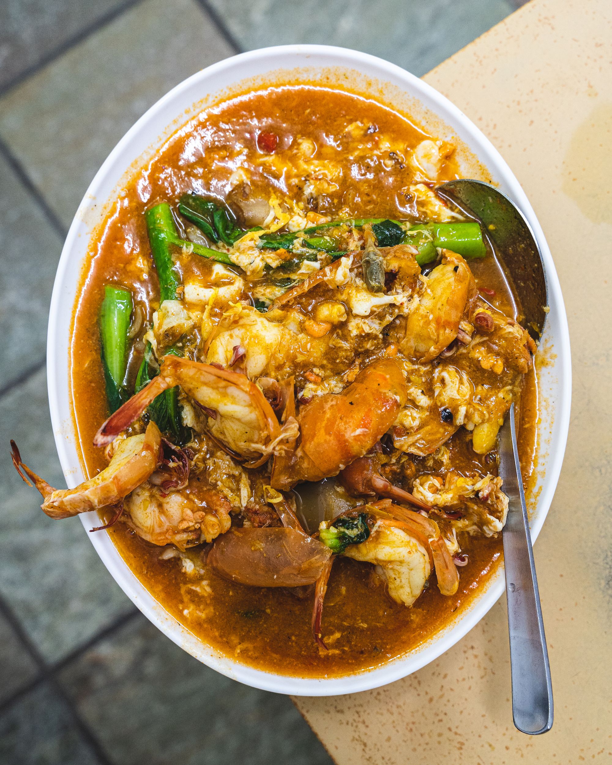 Birds eye view of big prawns in a ho-fun noodle