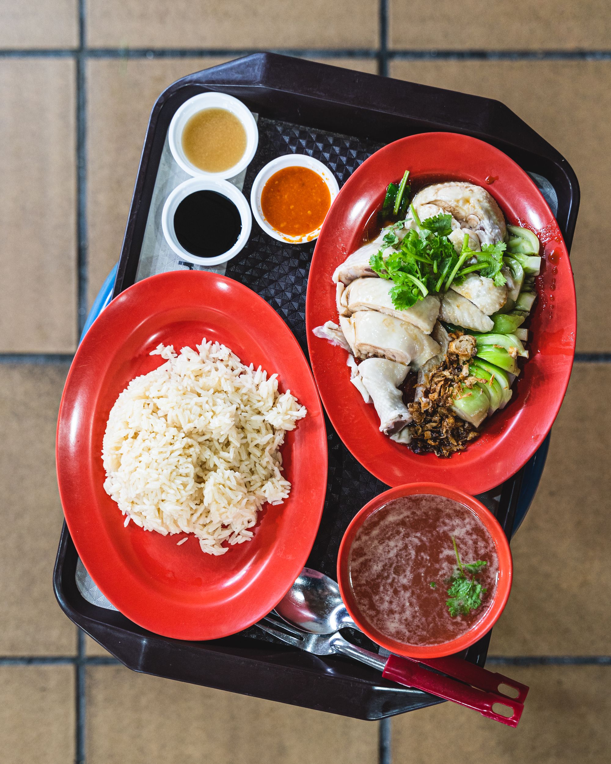 A tray with Hainanese chicken rice on it