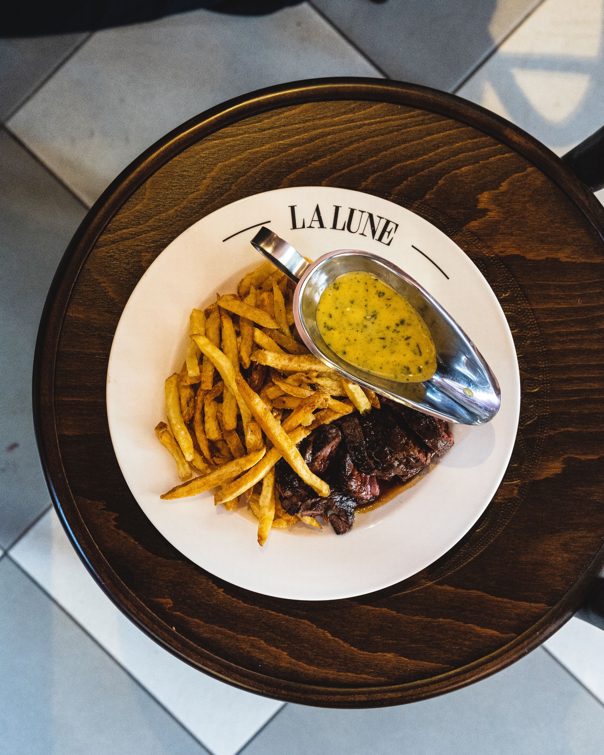 Steak with bearnaise sauce and fries