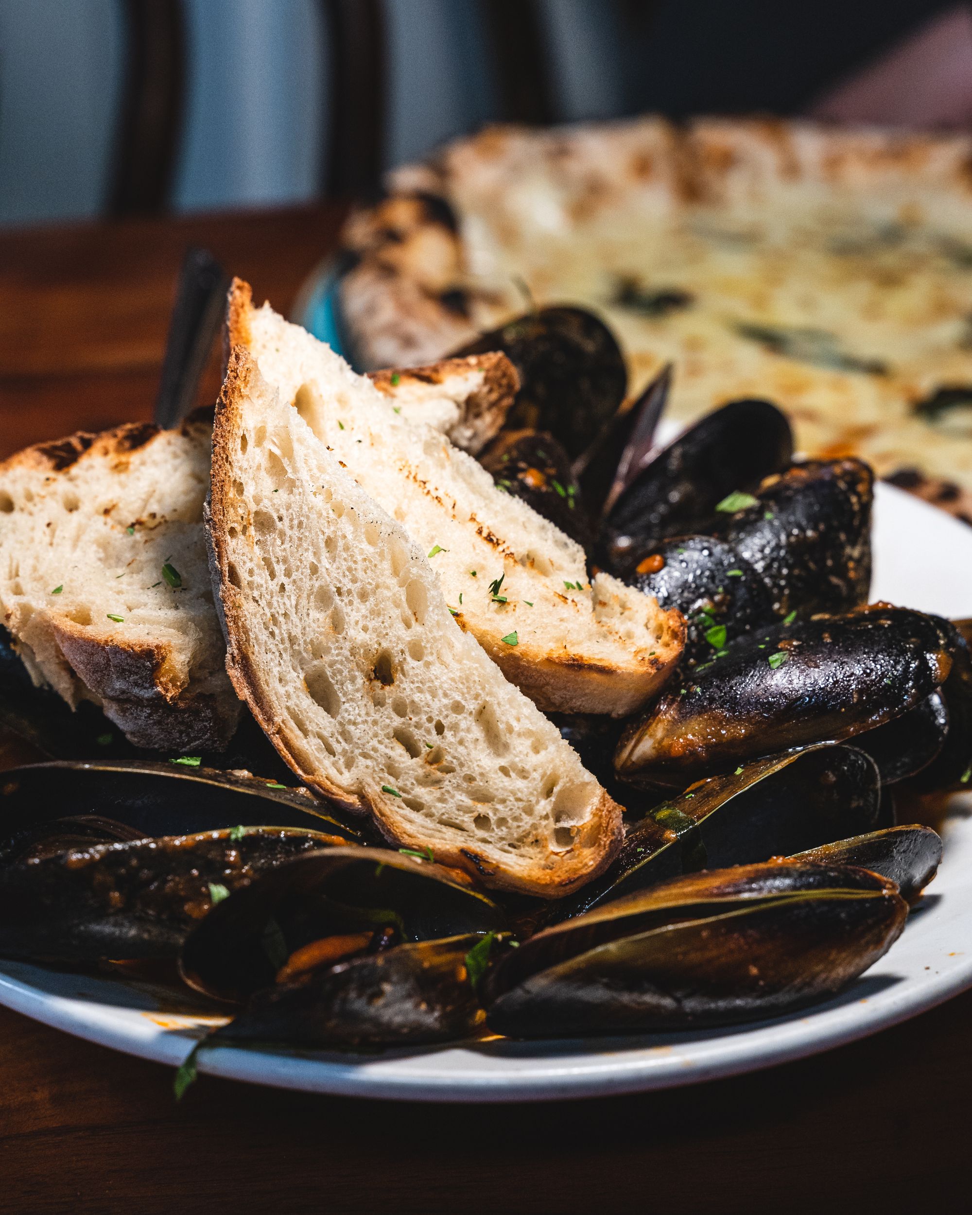 Chilli mussels with bread