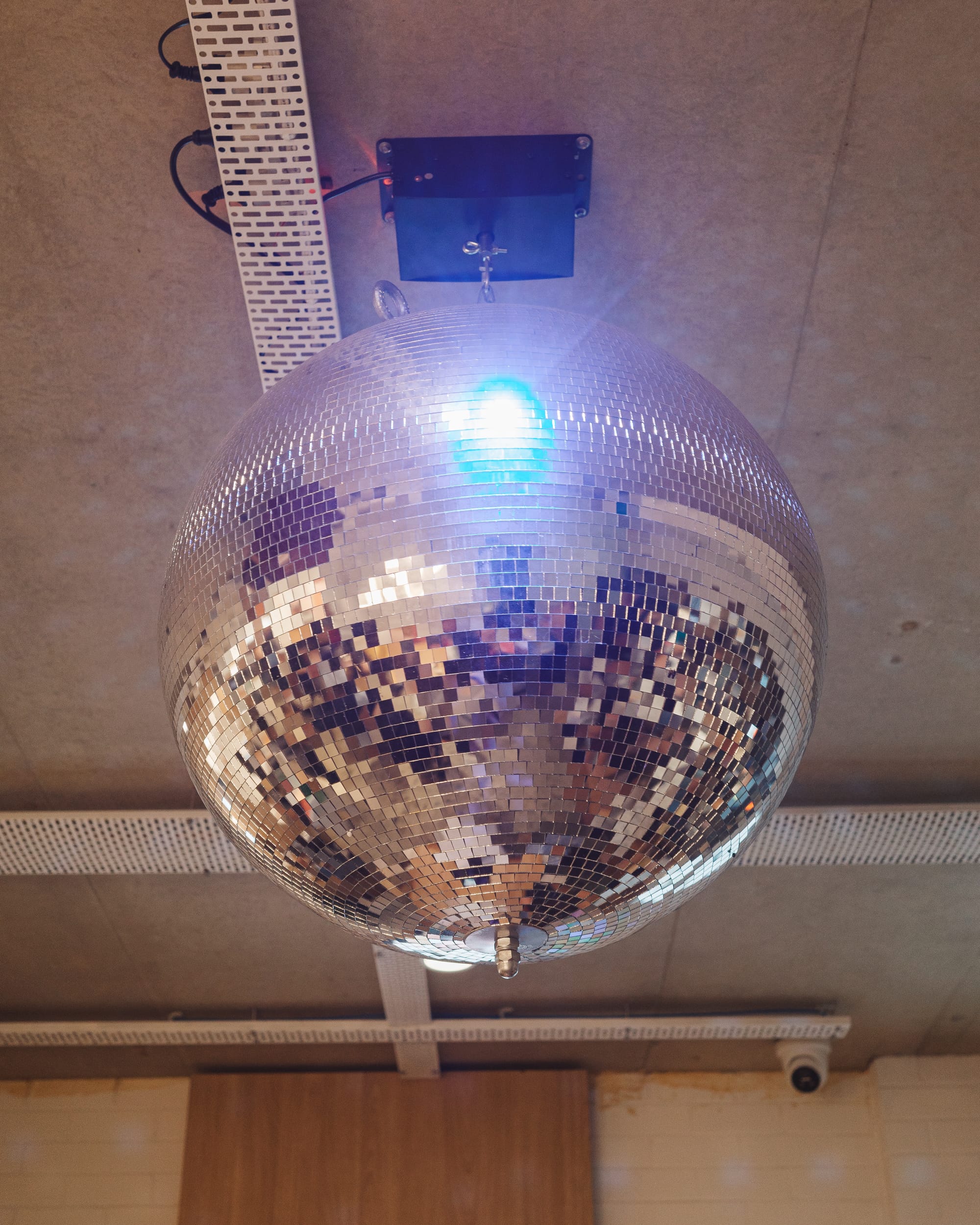 Ceiling disco ball with light reflecting patterns